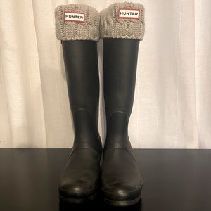 Hunter tall matte black boots & knit stockings